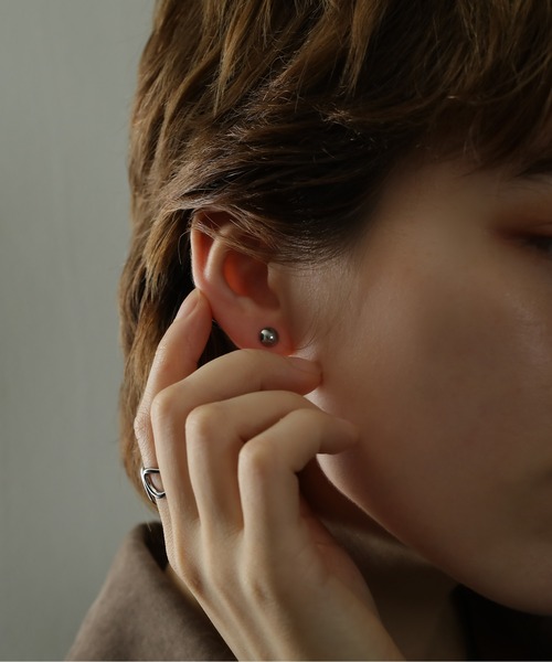 ORLEAN(オルレアン)の「【ORLEAN】シンプル立体ボタンモチーフ デザインピアス(ピアス(両耳用)・レディース・ゴールド/シルバー・フリー)」の8枚目の写真