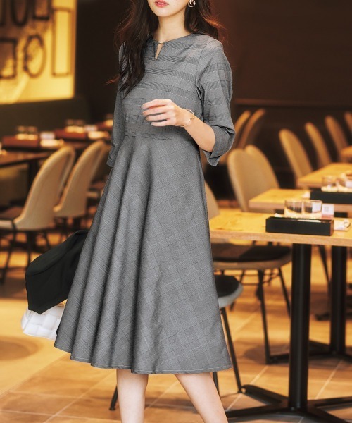 ゴールドパーツ使いウエスト切替フレアワンピース（ワンピース