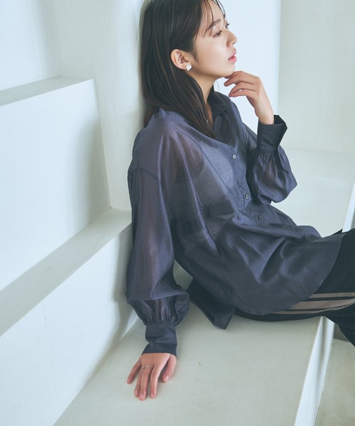 mysty woman(ミスティウーマン)の「シアーBIG2WAYシャツ 104437(シャツ/ブラウス・レディース・チャコールグレー/ライトグリーン/アイボリー・FREE)」の2枚目の写真
