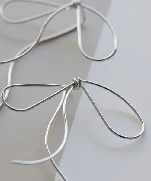 ear PAPILLONNER（イアパピヨネ）の「蝶々リボンピアス（ピアス（両耳用）・レディース・シルバー/ゴールド・FREE）」の4枚目の写真