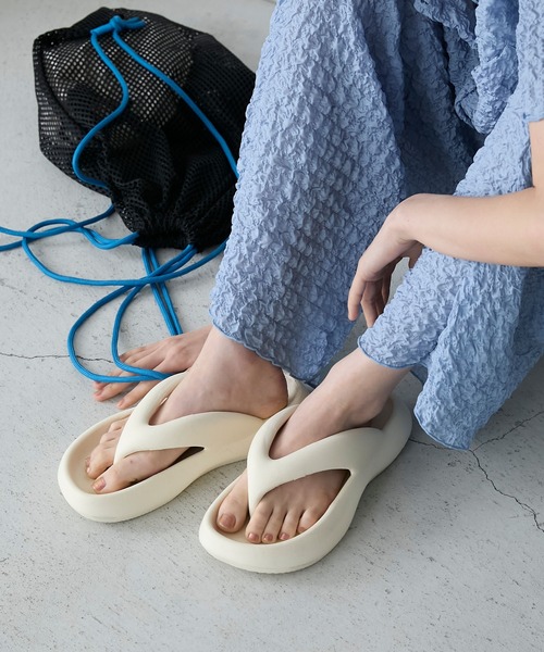 forksy.（フォルクシー）の「【forksy.】厚底リカバリーサンダル＆メッシュ巾着バッグセット（サンダル・レディース・ピンク/ホワイト/ブラック/イエロー・S/L/M）」の3枚目の写真