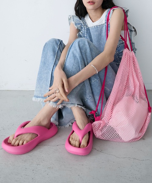 forksy.（フォルクシー）の「【forksy.】厚底リカバリーサンダル＆メッシュ巾着バッグセット（サンダル・レディース・ピンク/ホワイト/ブラック/イエロー・S/L/M）」の4枚目の写真