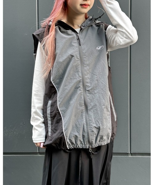 ALAND（エーランド）の「【UNISEX】Filluminate／NYLONフードベスト  2122201（ナイロンジャケット・レディース・ベージュ/グレー/ブラック・MEDIUM/SMALL）」の3枚目の写真