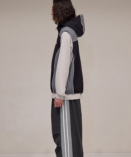 ALAND（エーランド）の「【UNISEX】Filluminate／NYLONフードベスト  2122201（ナイロンジャケット・レディース・ベージュ/グレー/ブラック・MEDIUM/SMALL）」の16枚目の写真