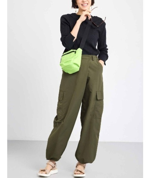 IEDIT(イディット)の「IEDIT 撥水(はっすい)&UVカットがうれしい アシメタックカーゴワイドパンツ(カーゴパンツ・レディース・アイボリー/カーキ・MEDIUM/LARGE/X-LARGE/XX-LARGE/SMALL)」の4枚目の写真
