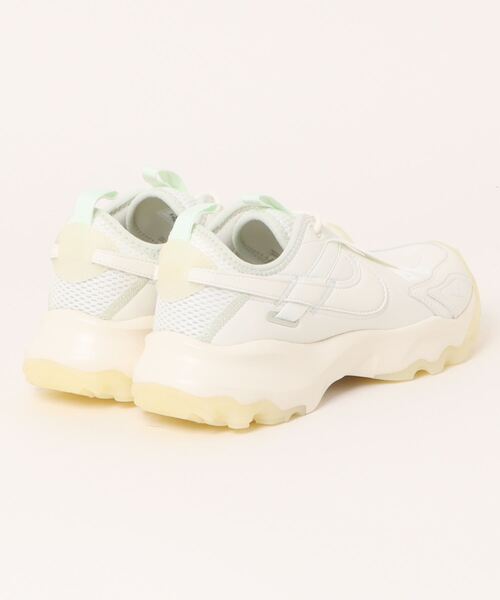 NIKE(ナイキ)の「【NIKE】TC 7900(スニーカー・レディース・アイボリー・23cm/23.5cm/24cm/24.5cm/25cm)」の2枚目の写真