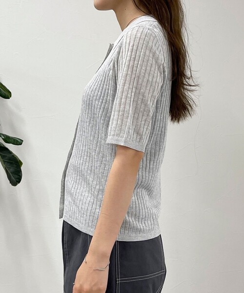 fredy emue（フレディエミュ）の「【インフルエンサー別注カラーあり】シアーリブ半袖シャツカーディガン（カーディガン/ボレロ・レディース・チャコールグレー/ライトグレー/アイボリー/グレイッシュブルー/ピンク・38）」の7枚目の写真