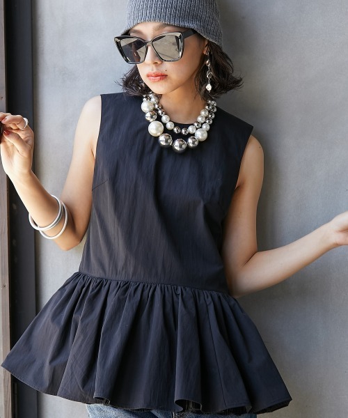 GEVS.（ジェイヴィス）の「＜大きいサイズ＞ ペプラムフリルノースリーブブラウス GEVS.（シャツ/ブラウス・レディース・グレー/ブラック・5L/4L/3L/LL/L）」の2枚目の写真