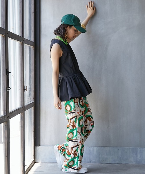 GEVS.（ジェイヴィス）の「＜大きいサイズ＞ ペプラムフリルノースリーブブラウス GEVS.（シャツ/ブラウス・レディース・グレー/ブラック・5L/4L/3L/LL/L）」の5枚目の写真