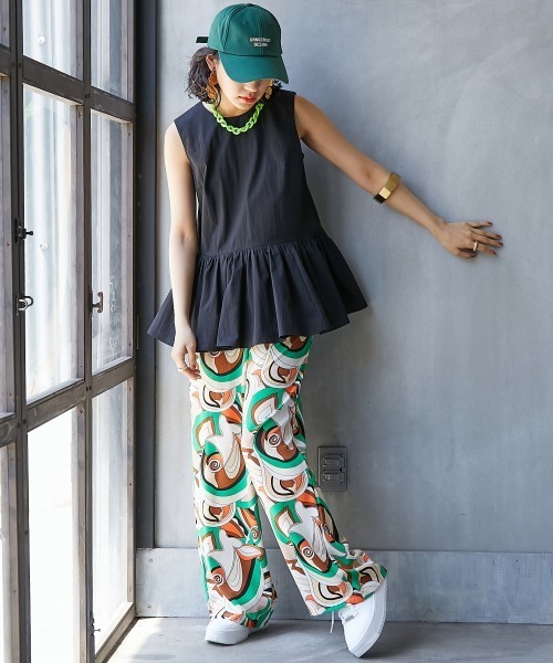 GEVS.（ジェイヴィス）の「＜大きいサイズ＞ ペプラムフリルノースリーブブラウス GEVS.（シャツ/ブラウス・レディース・グレー/ブラック・5L/4L/3L/LL/L）」の4枚目の写真