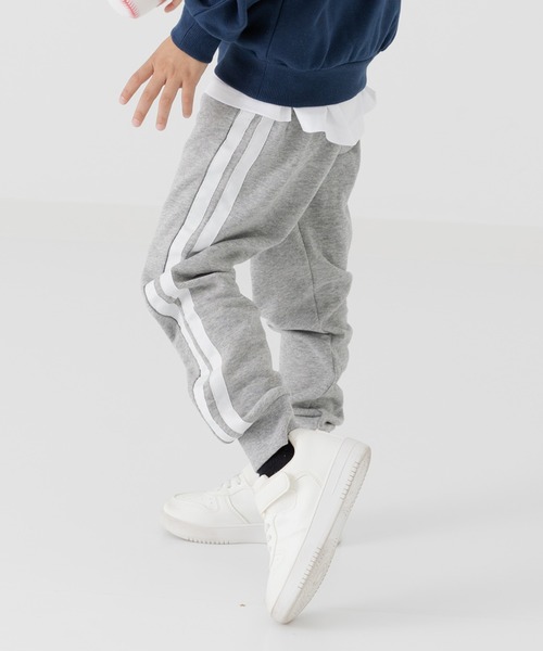 chil2(チルツー)の「脇ライン 裏毛スウェットパンツ(スウェットパンツ・キッズ・ブラック/ベージュ/ネイビー/グレー・140cm/150cm/90cm/110cm/100cm/120cm/130cm)」の3枚目の写真