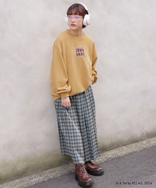 DOUBLE NAME(ダブルネーム)の「PEZコラボ恐竜BACK刺しゅうプルオーバー/ユニセックス(スウェット・レディース・オフホワイト/イエロー/ネイビー・FREE)」の16枚目の写真