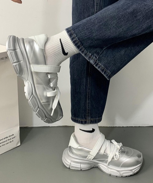 Vipoa(ヴィポア)の「laceup sneakers(スニーカー・レディース・ホワイト/シルバー・SMALL/MEDIUM/LARGE)」の1枚目の写真