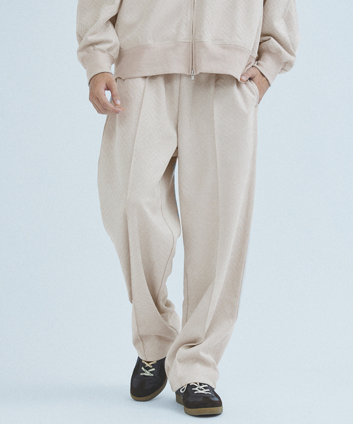 417 EDIFICE(フォーワンセブンエディフィス)の「フェイクスエード エンボス イージーパンツ(スウェットパンツ・メンズ・ブラック系その他/ライトグレー・MEDIUM/LARGE)」の2枚目の写真