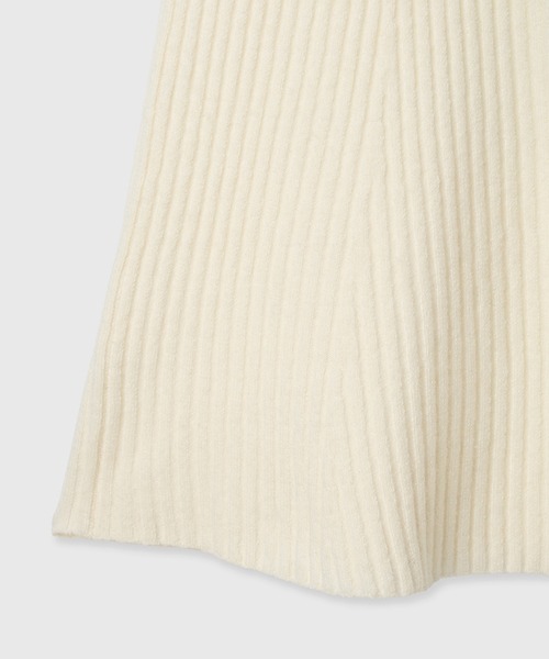 anuans（アニュアンス）の「オフショルダーニットワンピース