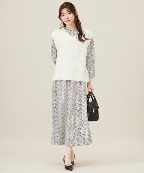 ANY SIS(エニィスィス)の「【洗える】フラワープリントワンピース × ニットベスト セット(セットアップ・レディース・アイボリー系4/ブラック系4・1/2/3)」の2枚目の写真