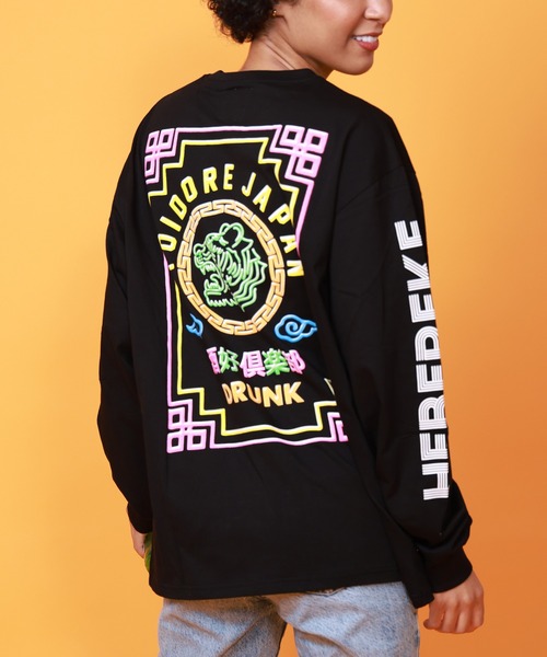 Revo.(レボ)の「YOIDORE -酔いどれ- HEBEREKE L/S TEE へべれけ ネオンプリント ロングスリーブTシャツ(Tシャツ/カットソー・メンズ・ブラック/ホワイト・L/M)」の1枚目の写真