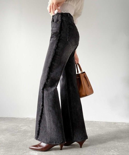 mily bilet（ミウィビレット）の「【mily bilet】とにかく美脚！サイドフリンジ使いヴィンテージ風デニムフレアパンツ（デニムパンツ・レディース・ブルー/ブラック/その他1・LARGE/MEDIUM/SMALL/X-LARGE）」の2枚目の写真