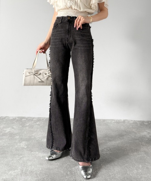 mily bilet（ミウィビレット）の「【mily bilet】とにかく美脚！サイドフリンジ使いヴィンテージ風デニムフレアパンツ（デニムパンツ・レディース・ブルー/ブラック/その他1・LARGE/MEDIUM/SMALL/X-LARGE）」の4枚目の写真