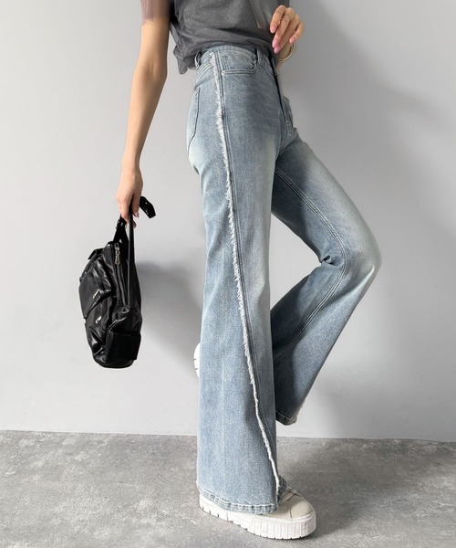 mily bilet（ミウィビレット）の「【mily bilet】とにかく美脚！サイドフリンジ使いヴィンテージ風デニムフレアパンツ（デニムパンツ・レディース・ブルー/ブラック/その他1・LARGE/MEDIUM/SMALL/X-LARGE）」の15枚目の写真