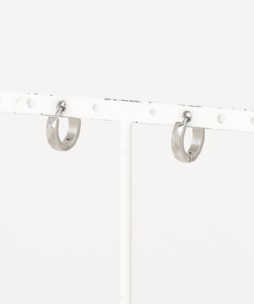 LION HEART（ライオンハート）の「LION HEART 【限定展開】“THE EDGE”エングレイブカッティングフープピアス（2点セット）スペシャルパッケージ（ピアス（両耳用）・メンズ・シルバー・ONE SIZE）」の3枚目の写真