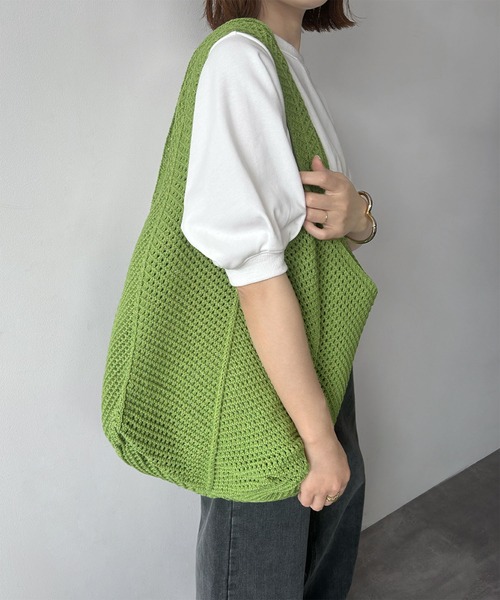 LOWO(ロワ)の「かぎ編みニットトートバッグ(トートバッグ・レディース・ベージュ/グリーン/レッド/ブラック/オフホワイト・FREE)」の4枚目の写真