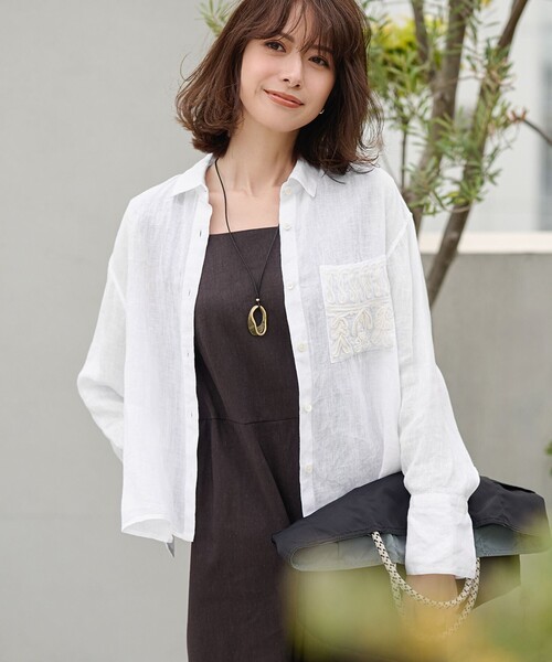 23区 L(ニジュウサンクオオキイサイズ)の「【洗える】LIBECO クロップド シャツ(シャツ/ブラウス・レディース・ダークブラウン系1/ベージュ系/ネイビー系/ふじ色系1/ホワイト系・44/46)」の1枚目の写真