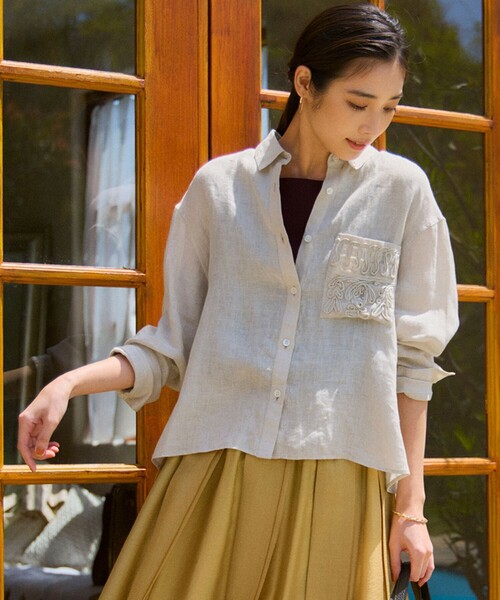 23区 L(ニジュウサンクオオキイサイズ)の「【洗える】LIBECO クロップド シャツ(シャツ/ブラウス・レディース・ダークブラウン系1/ベージュ系/ネイビー系/ふじ色系1/ホワイト系・44/46)」の3枚目の写真