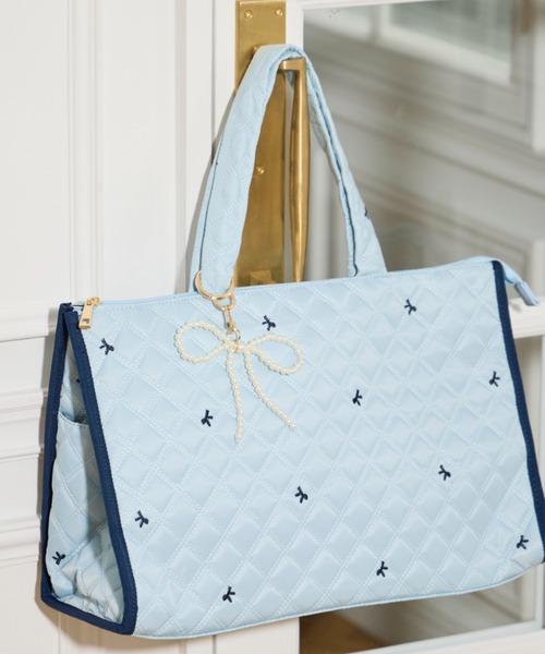 tocco closet(トッコ クローゼット)の「2WAYショルダー&パールリボンチャーム付きリボン刺繍キルティングバッグ(ボストンバッグ・レディース・ネイビー/ブルー/ブラック・FREE)」の3枚目の写真