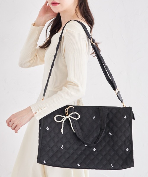 tocco closet(トッコ クローゼット)の「2WAYショルダー&パールリボンチャーム付きリボン刺繍キルティングバッグ(ボストンバッグ・レディース・ネイビー/ブルー/ブラック・FREE)」の4枚目の写真