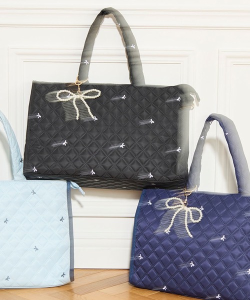 tocco closet(トッコ クローゼット)の「2WAYショルダー&パールリボンチャーム付きリボン刺繍キルティングバッグ(ボストンバッグ・レディース・ネイビー/ブルー/ブラック・FREE)」の5枚目の写真