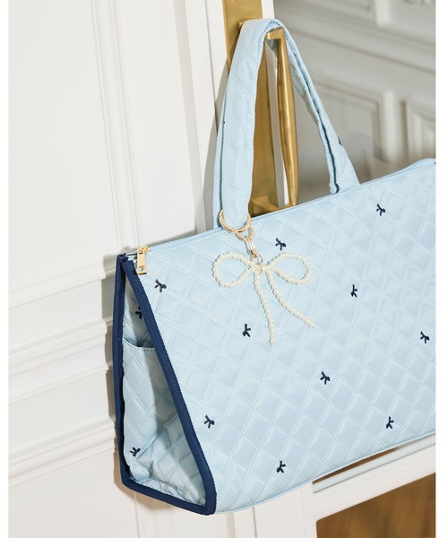 tocco closet(トッコ クローゼット)の「2WAYショルダー&パールリボンチャーム付きリボン刺繍キルティングバッグ(ボストンバッグ・レディース・ネイビー/ブルー/ブラック・FREE)」の6枚目の写真
