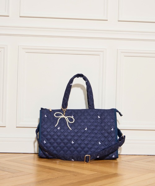 tocco closet(トッコ クローゼット)の「2WAYショルダー&パールリボンチャーム付きリボン刺繍キルティングバッグ(ボストンバッグ・レディース・ネイビー/ブルー/ブラック・FREE)」の7枚目の写真