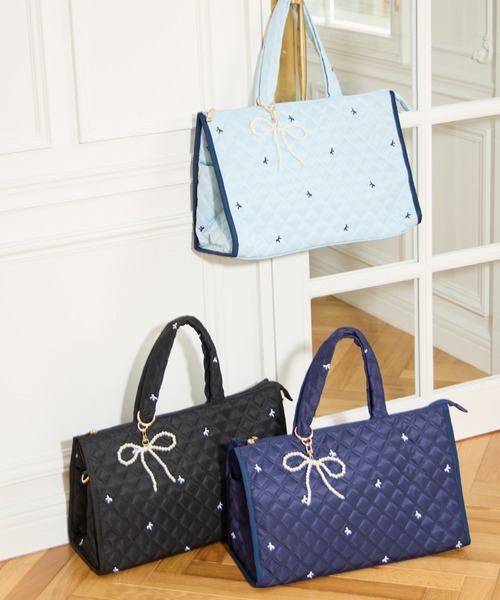 tocco closet(トッコ クローゼット)の「2WAYショルダー&パールリボンチャーム付きリボン刺繍キルティングバッグ(ボストンバッグ・レディース・ネイビー/ブルー/ブラック・FREE)」の8枚目の写真
