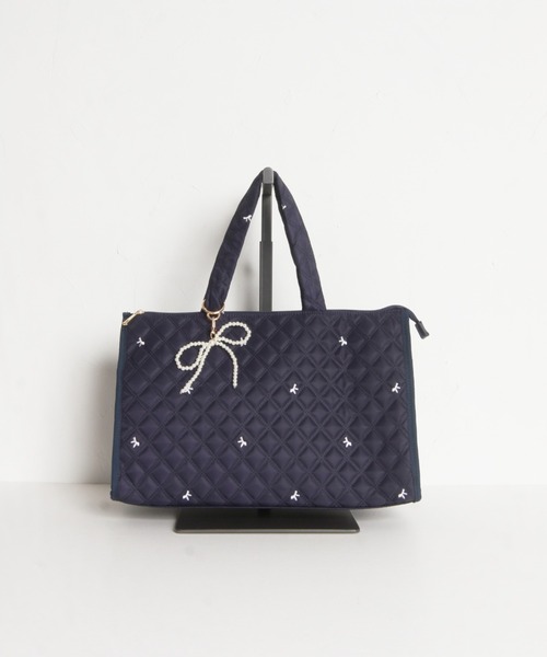 tocco closet(トッコ クローゼット)の「2WAYショルダー&パールリボンチャーム付きリボン刺繍キルティングバッグ(ボストンバッグ・レディース・ネイビー/ブルー/ブラック・FREE)」の12枚目の写真