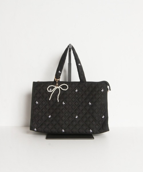 tocco closet(トッコ クローゼット)の「2WAYショルダー&パールリボンチャーム付きリボン刺繍キルティングバッグ(ボストンバッグ・レディース・ネイビー/ブルー/ブラック・FREE)」の13枚目の写真