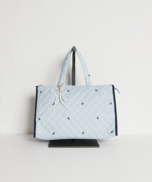 tocco closet(トッコ クローゼット)の「2WAYショルダー&パールリボンチャーム付きリボン刺繍キルティングバッグ(ボストンバッグ・レディース・ネイビー/ブルー/ブラック・FREE)」の14枚目の写真