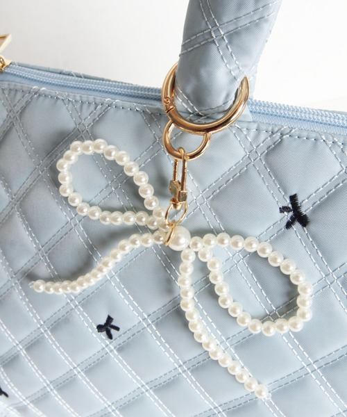 tocco closet(トッコ クローゼット)の「2WAYショルダー&パールリボンチャーム付きリボン刺繍キルティングバッグ(ボストンバッグ・レディース・ネイビー/ブルー/ブラック・FREE)」の16枚目の写真