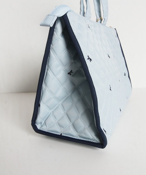 tocco closet(トッコ クローゼット)の「2WAYショルダー&パールリボンチャーム付きリボン刺繍キルティングバッグ(ボストンバッグ・レディース・ネイビー/ブルー/ブラック・FREE)」の18枚目の写真