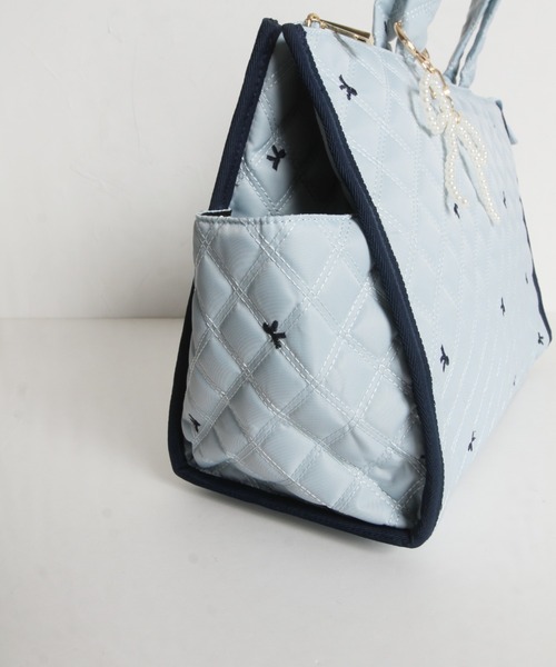 tocco closet(トッコ クローゼット)の「2WAYショルダー&パールリボンチャーム付きリボン刺繍キルティングバッグ(ボストンバッグ・レディース・ネイビー/ブルー/ブラック・FREE)」の19枚目の写真