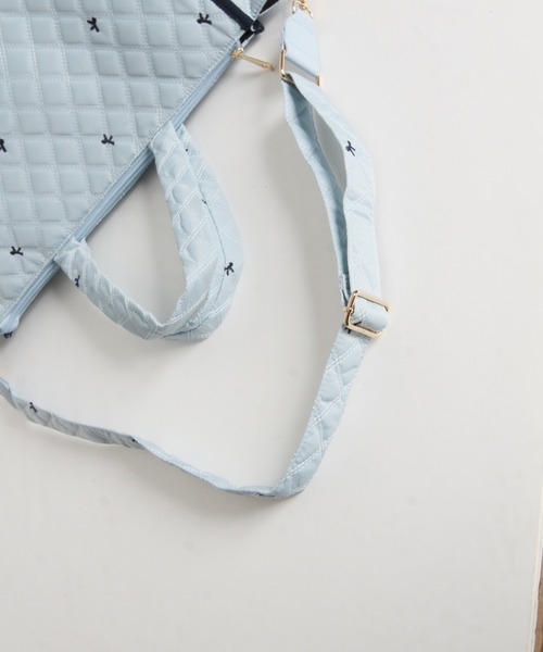tocco closet(トッコ クローゼット)の「2WAYショルダー&パールリボンチャーム付きリボン刺繍キルティングバッグ(ボストンバッグ・レディース・ネイビー/ブルー/ブラック・FREE)」の22枚目の写真