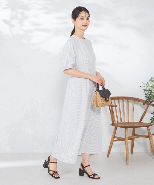 a.v.v（アーヴェヴェ）の「【洗える/イージーケア/吸水速乾/UVカット】ウエストタックサッカーワンピース（ワンピース・レディース・ライトグレー/ネイビー・36/38/40）」の13枚目の写真