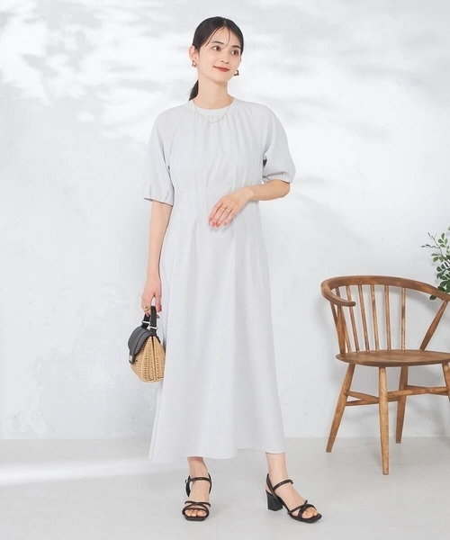 a.v.v（アーヴェヴェ）の「【洗える/イージーケア/吸水速乾/UVカット】ウエストタックサッカーワンピース（ワンピース・レディース・ライトグレー/ネイビー・36/38/40）」の8枚目の写真