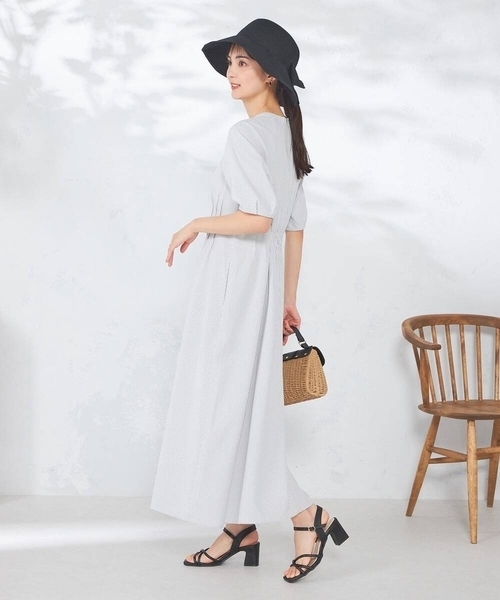 a.v.v（アーヴェヴェ）の「【洗える/イージーケア/吸水速乾/UVカット】ウエストタックサッカーワンピース（ワンピース・レディース・ライトグレー/ネイビー・36/38/40）」の6枚目の写真