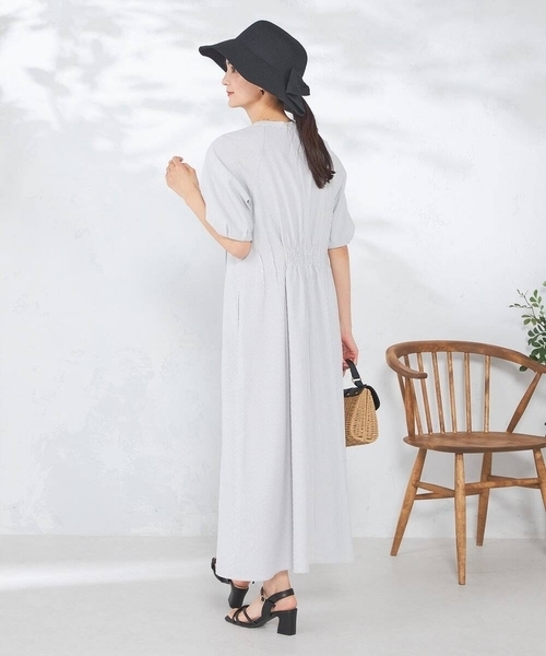 a.v.v（アーヴェヴェ）の「【洗える/イージーケア/吸水速乾/UVカット】ウエストタックサッカーワンピース（ワンピース・レディース・ライトグレー/ネイビー・36/38/40）」の21枚目の写真