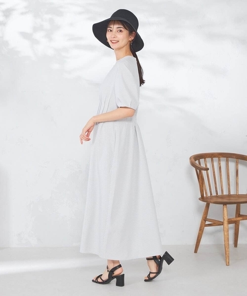 a.v.v（アーヴェヴェ）の「【洗える/イージーケア/吸水速乾/UVカット】ウエストタックサッカーワンピース（ワンピース・レディース・ライトグレー/ネイビー・36/38/40）」の14枚目の写真