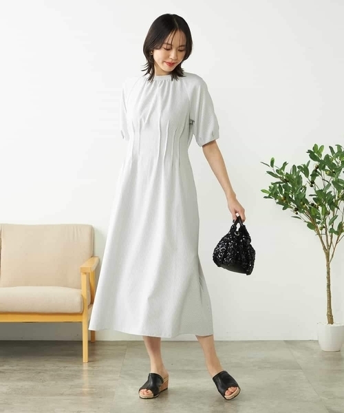 a.v.v（アーヴェヴェ）の「【洗える/イージーケア/吸水速乾/UVカット】ウエストタックサッカーワンピース（ワンピース・レディース・ライトグレー/ネイビー・36/38/40）」の4枚目の写真