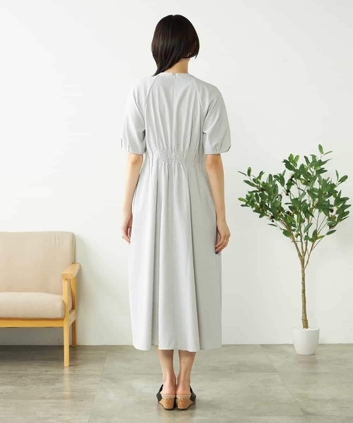 a.v.v（アーヴェヴェ）の「【洗える/イージーケア/吸水速乾/UVカット】ウエストタックサッカーワンピース（ワンピース・レディース・ライトグレー/ネイビー・36/38/40）」の9枚目の写真