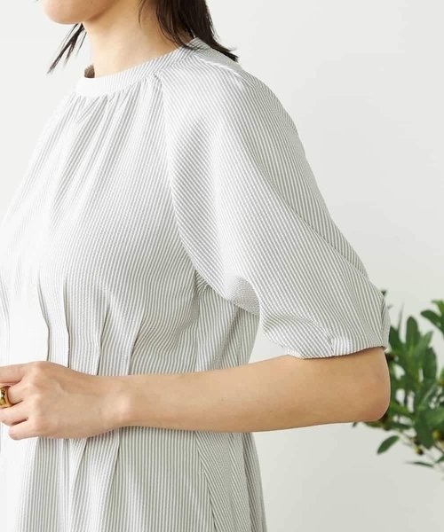 a.v.v（アーヴェヴェ）の「【洗える/イージーケア/吸水速乾/UVカット】ウエストタックサッカーワンピース（ワンピース・レディース・ライトグレー/ネイビー・36/38/40）」の15枚目の写真