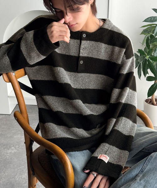 Java(ジャバ)の「《JaVaジャバコラボ》クラシカル×モダンな一枚。ラガーデザインリラックスニット(長袖)(ニット/セーター・メンズ・カーキ系/ブラック×グレー/ブラック/ブラック×ホワイト・LARGE/X-LARGE/SMALL/MEDIUM)」の1枚目の写真